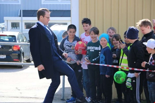 Prinsen m�tte tr�ningssugna barn vid Gullregnsskolan