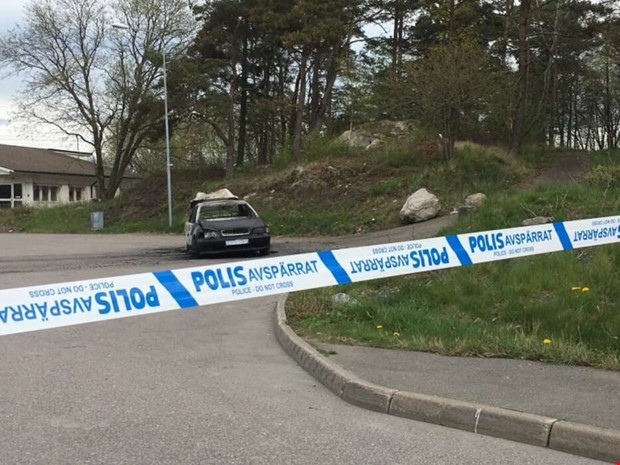 Död person hittad i utbränd bil