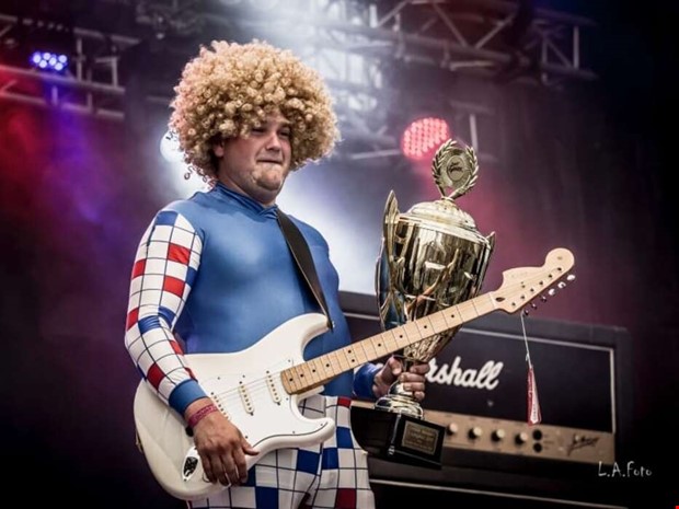 Mikael Svensk mästare i luftgitarr