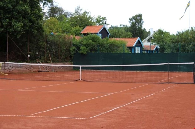 Tennisbana en långvarig konflikt