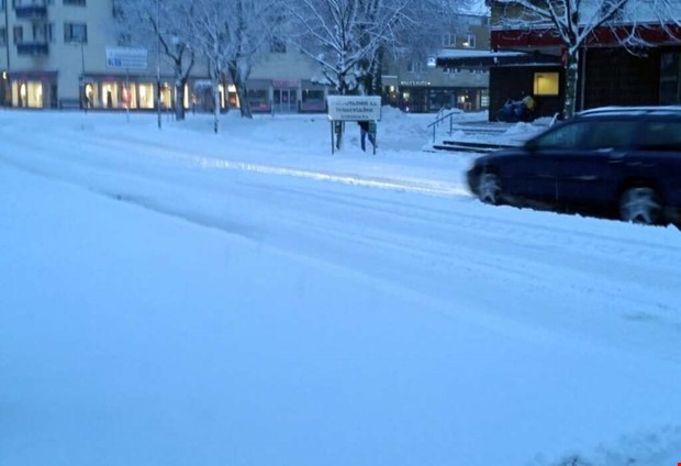 Efter snöfallet – besvärligt väglag i morgontrafiken Efter snöfallet – besvärligt väglag i morgontrafiken