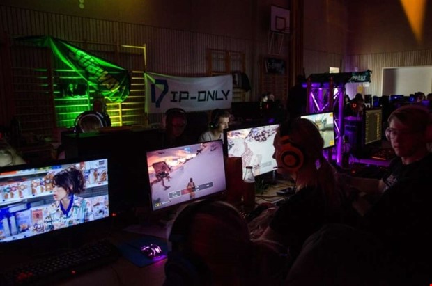 Hundratals ungdomar m�ts f�r att spela