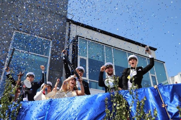 Sjung om studentens lyckliga dag