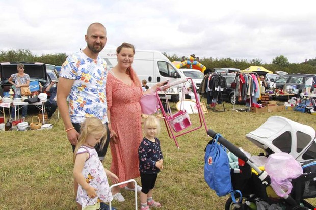 Bakluckeloppis p� Tjol�holm lockade tusentals