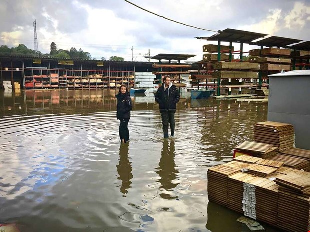 Kom till jobbet  mttes av ett vattendrag