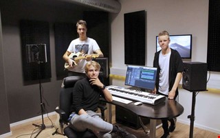 Ungdomar bakom ny studio i Kungsbacka