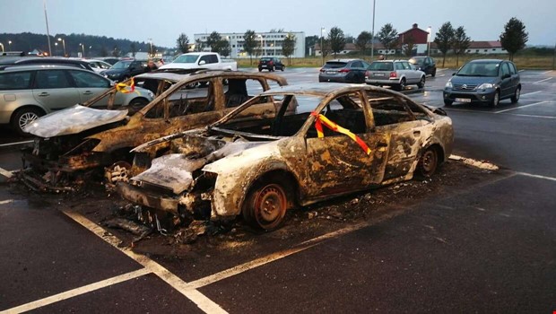 Tv� bilar brann i �sa