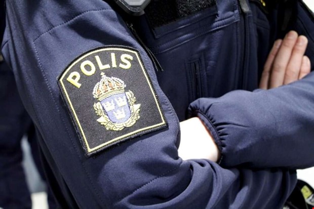 Maskerade personer stal moped utanfr skola