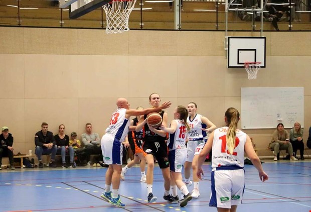 Frkrossande siffror i basketderbyt  "Stor klasskillnad"