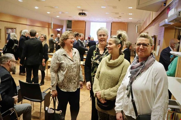 Glada vinnare tog emot pengar