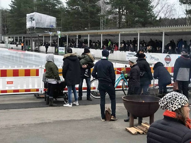 Elitseriepremiren uppskjuten - publiken vntar