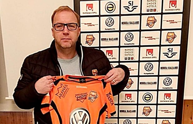 KDFF utan en spelartrupp  en mnad innan tvlingsssongen