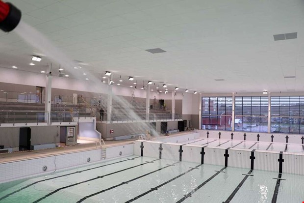 Nu fylls bassngerna i nya badhuset