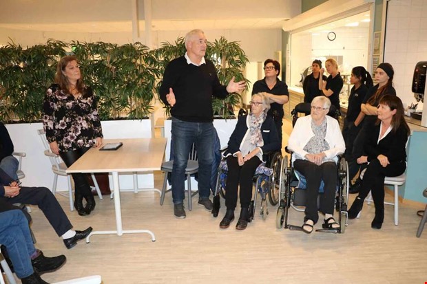 Arga ldre stllde politiker till svars