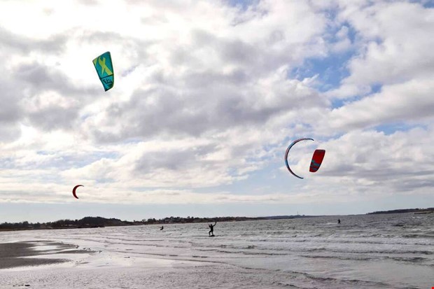 Kitesurfing lockar i v�rkylan