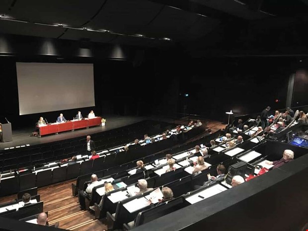 Politiker får distansmötas Politiker får distansmötas