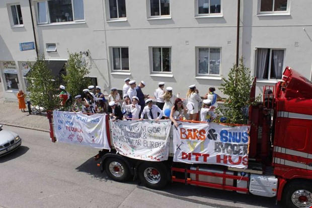 Delade meningar om �terbetalning av studentflak