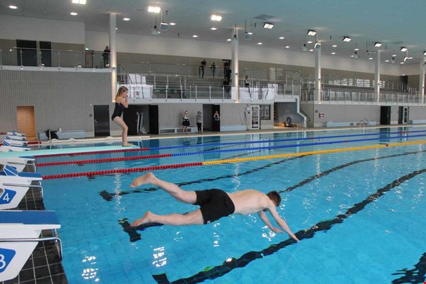 F�rsta doppet i nya badhuset