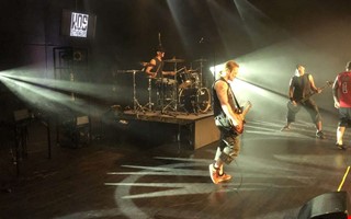 Kvllen bjuder p sprakande rockshow