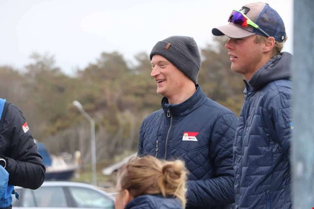 Landslagsseglaren tar kliv under tvlingspausen