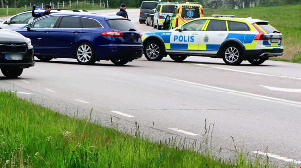 Polis letar efter bevpnad man  vg avsprrad