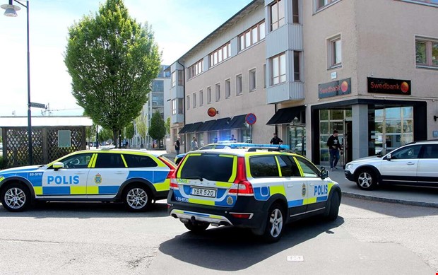 Riktade luftpistolen mot lektionssal