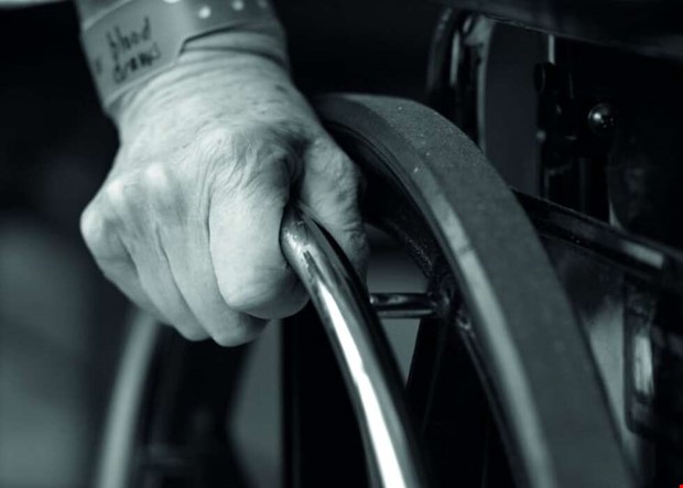 Vem f�r flytta �t de gamla?