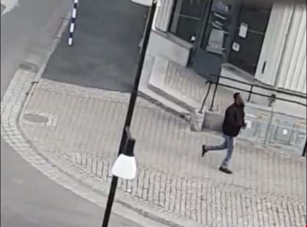 Våldsam man viftade med kniv mitt i centrum