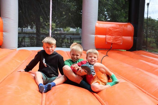 Lekfull lyckodag fr barn i Badhusparken