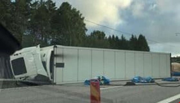 Vält fiskbil blockerar E6 Vält fiskbil blockerar E6