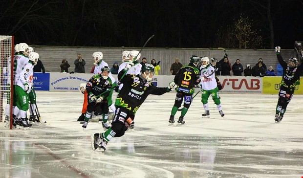 De backar efter kritiken