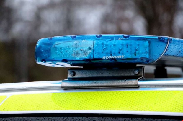 Slog man i ansiktet – mitt framför polisen Slog man i ansiktet – mitt framför polisen