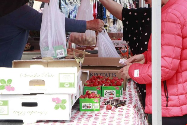 M�nadsmarknaden fortsatt inst�lld