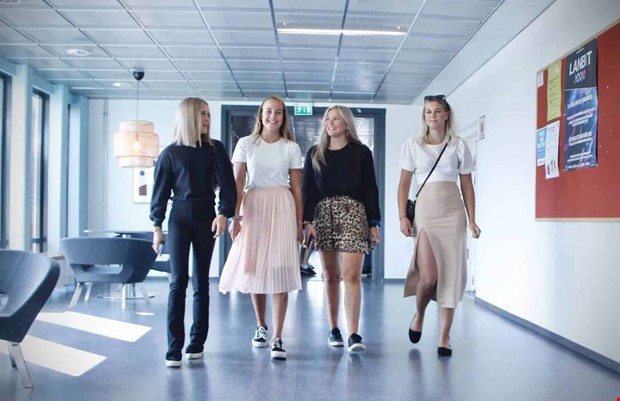 Eleverna tillbaka i gymnasiets korridorer