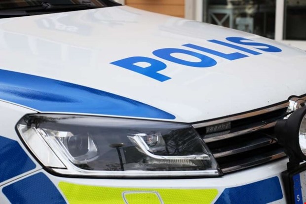 En skadad vid skjutning i �sa - skytten flydde i bil