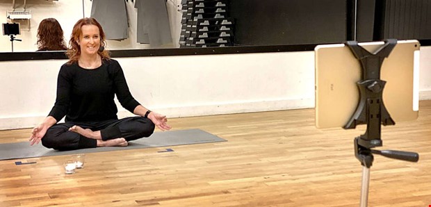 Distanstr�nar i grupp � online och i realtid