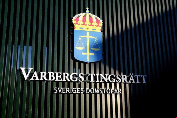 Körde på moppetjej som skadades svårt – får böta
