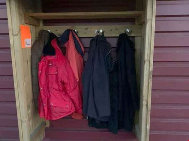 Delar ut jackor till hemlsa