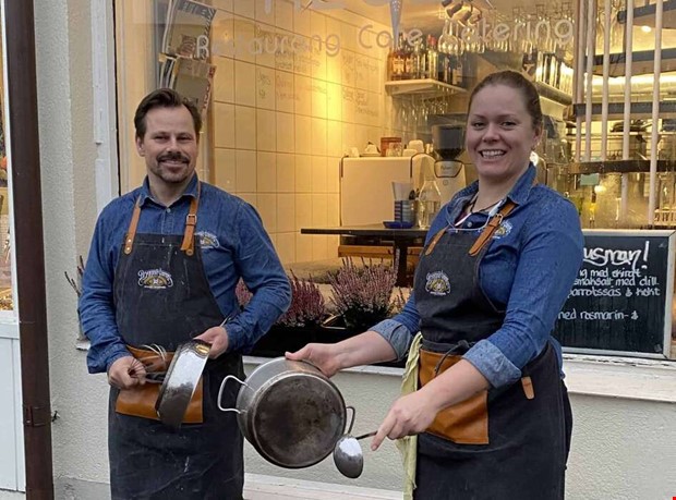 Krgare slamrar med kastruller i protest: Handlar om rttvis behandling