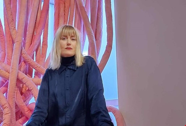 Maja Gunn utforskar mode och knstillhrighet