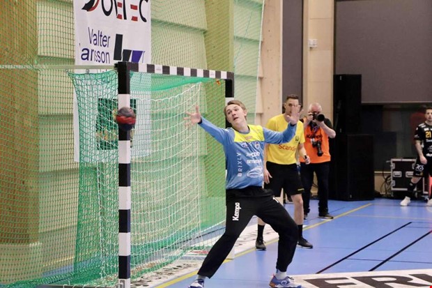 Mlvaktstalangen rddades av stolpen