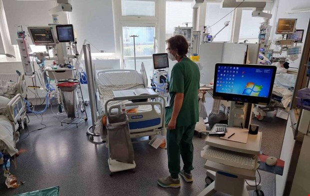 Belastningen p� v�rden: �Det finns inte utrymme att leva som om pandemin var slut�