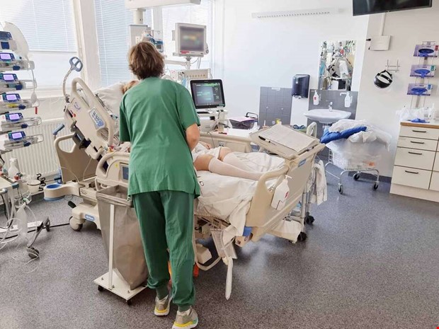 Sjukv�rdspersonal som tar extra pass bel�nas