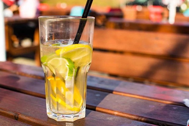 Spetsad drink p� krogen