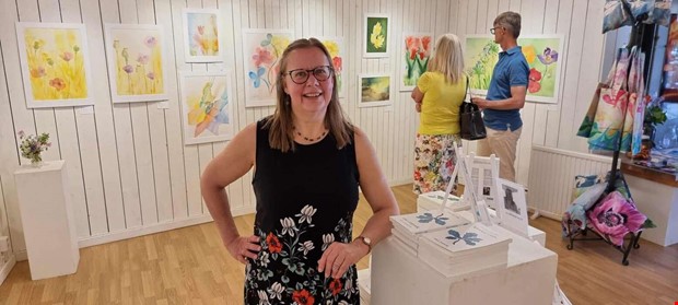 Marie blommar ut med pensel och frg