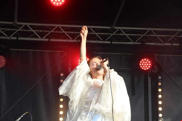 H�nderna upp i luften � Livemusiken �r tillbaka