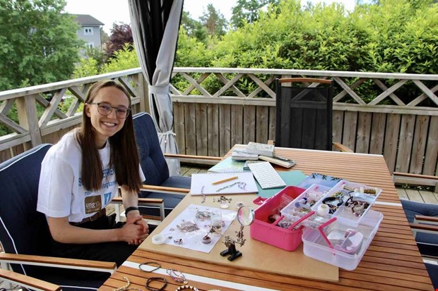 Sommarentreprenören Matilda tillverkar smycken