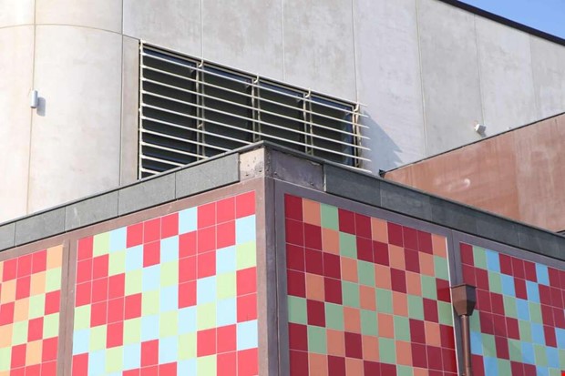 Stenar fr�n simhallens fasad har lossnat