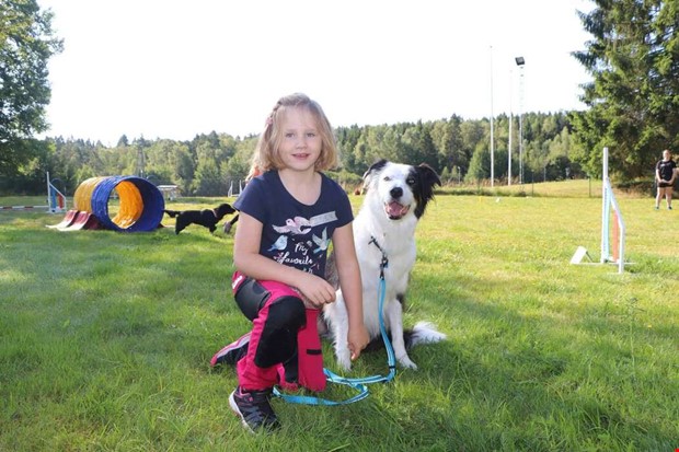 Har roligt med sin hund p sommarlovet