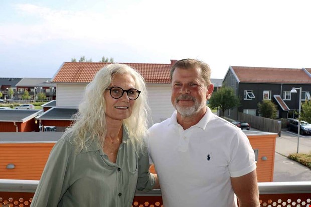 Paret sadlar om och startar vingrd